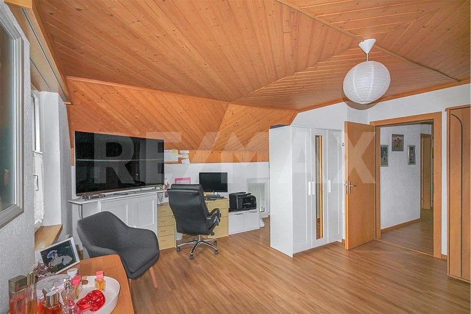 Maison unifamiliale 4½ pièces avec espace de vie généreux dans un emplacement central – photo 8 sur 13