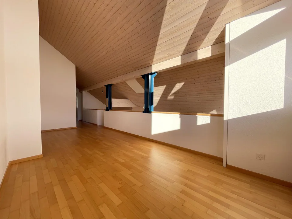 Lichtdurchflutete Dachmaisonette im Zentrum von Teufen – mit 2 Tiefgar – Foto 2 von 16