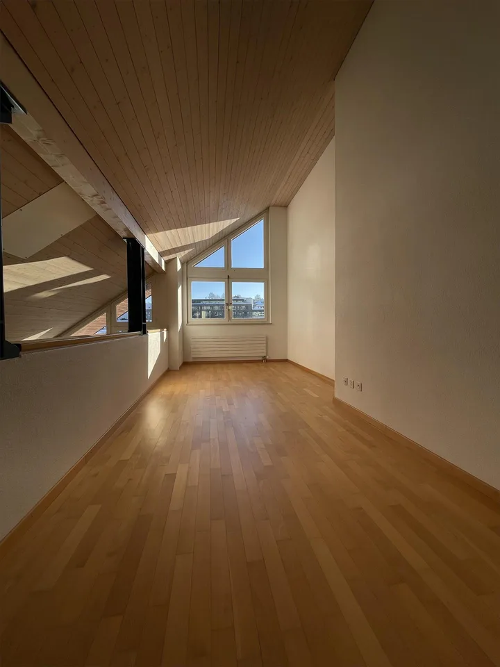 Lichtdurchflutete Dachmaisonette im Zentrum von Teufen – mit 2 Tiefgar – Foto 4 von 16