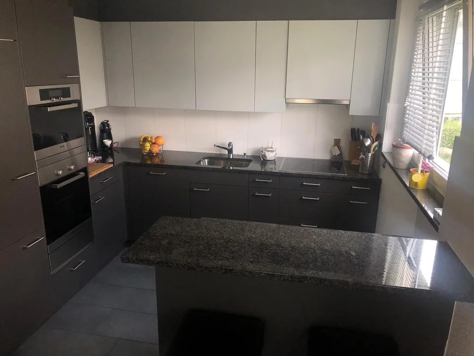 Exklusive 2.5 ZWG mit verglastem Balkon, 80m2