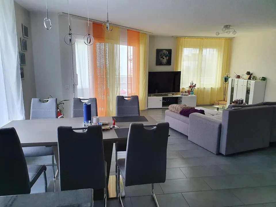 Exklusive 2.5 ZWG mit verglastem Balkon, 80m2