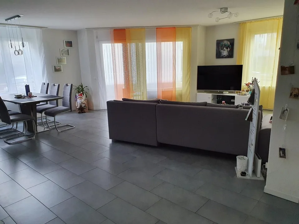 Exklusive 2.5 ZWG mit verglastem Balkon, 80m2