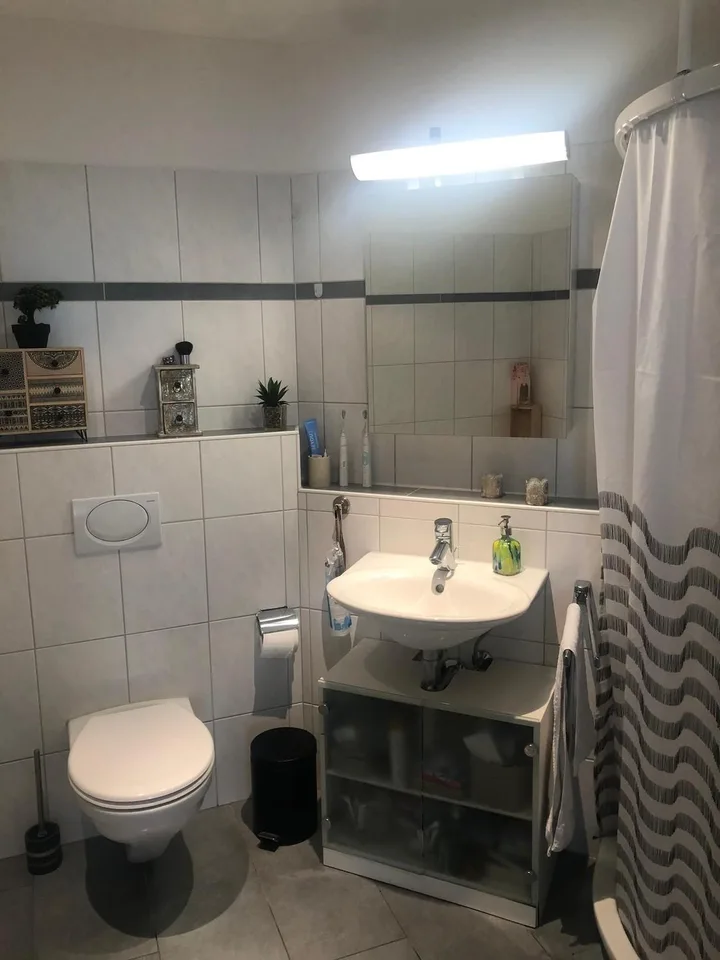 Exklusive 2.5 ZWG mit verglastem Balkon, 80m2