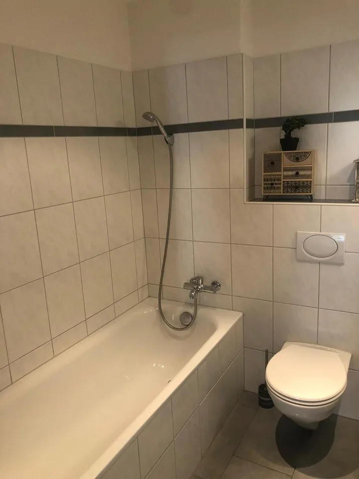 Exklusive 2.5 ZWG mit verglastem Balkon, 80m2