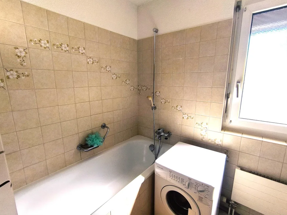 Helle, grosszügige 3.5-Zimmer-Wohnung mit Balkon an Top-Lage
