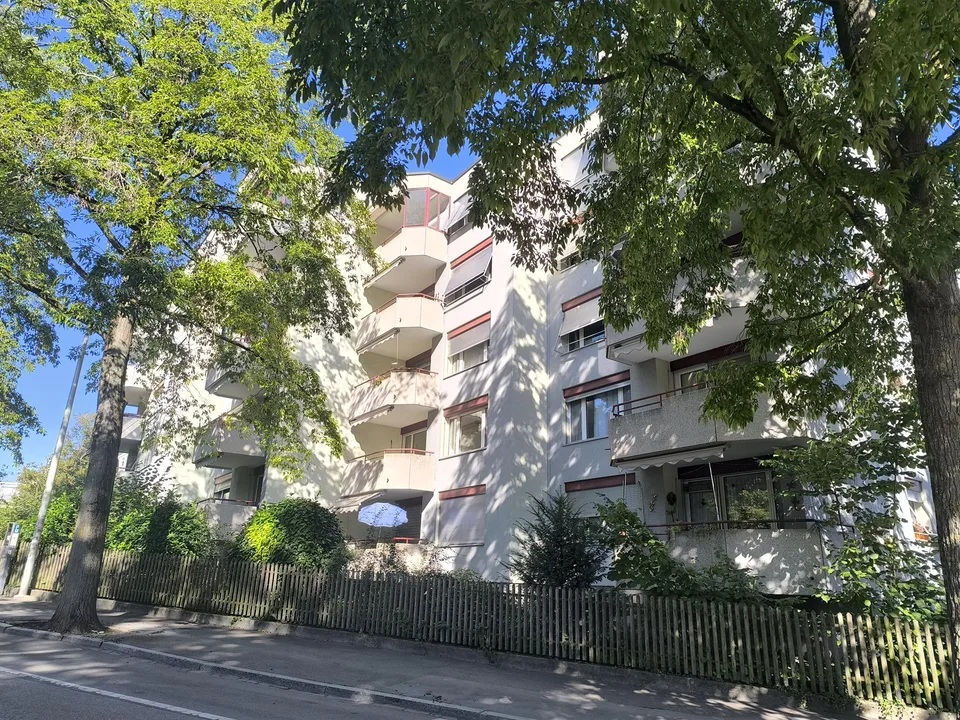 Helle, grosszügige 3.5-Zimmer-Wohnung mit Balkon an Top-Lage