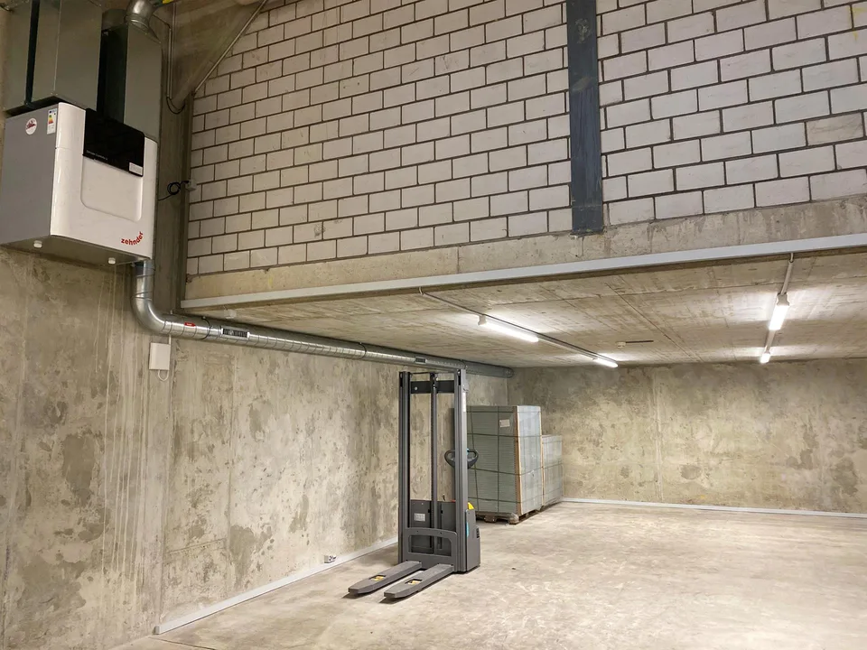155 m² Lager im Untergeschoss mit Fenstern, Podest und Warenlift – Foto 2 von 2