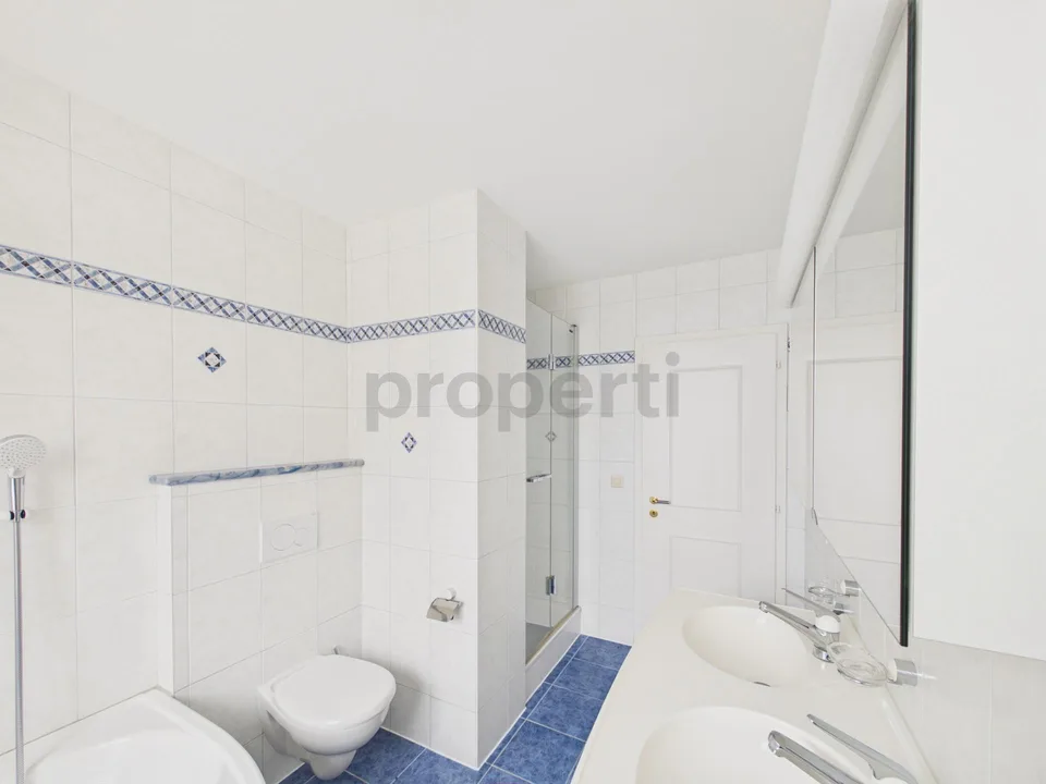Appartement de 4,5 pièces, chauffage au sol, garage et place extérieure inclus