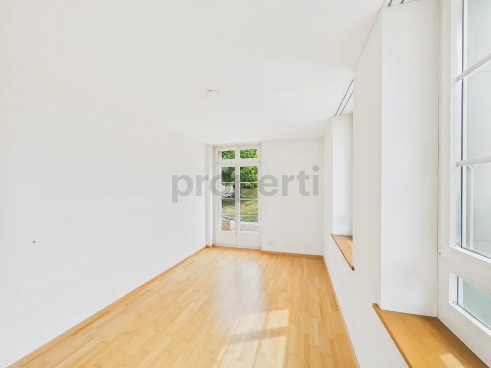 Appartement de 4,5 pièces, chauffage au sol, garage et place extérieure inclus