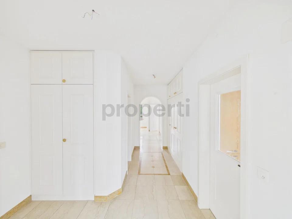 Appartement de 4,5 pièces, chauffage au sol, garage et place extérieure inclus