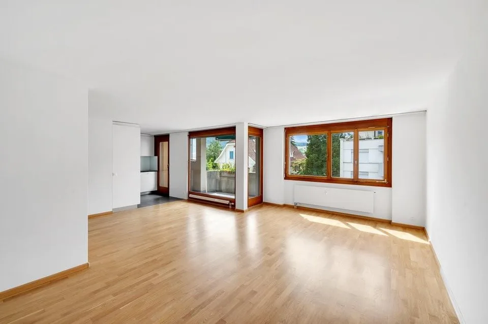 helle Wohnung mit grossem Wohnzimmer
