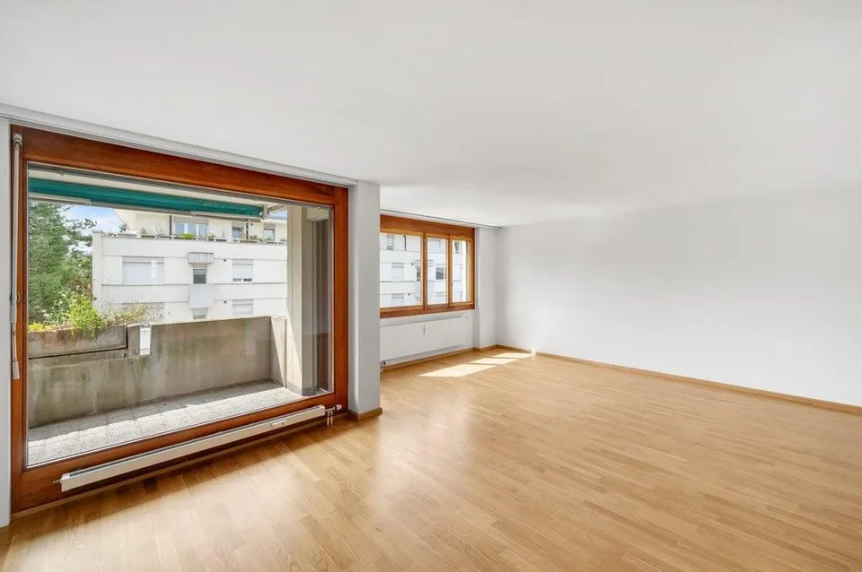 helle Wohnung mit grossem Wohnzimmer