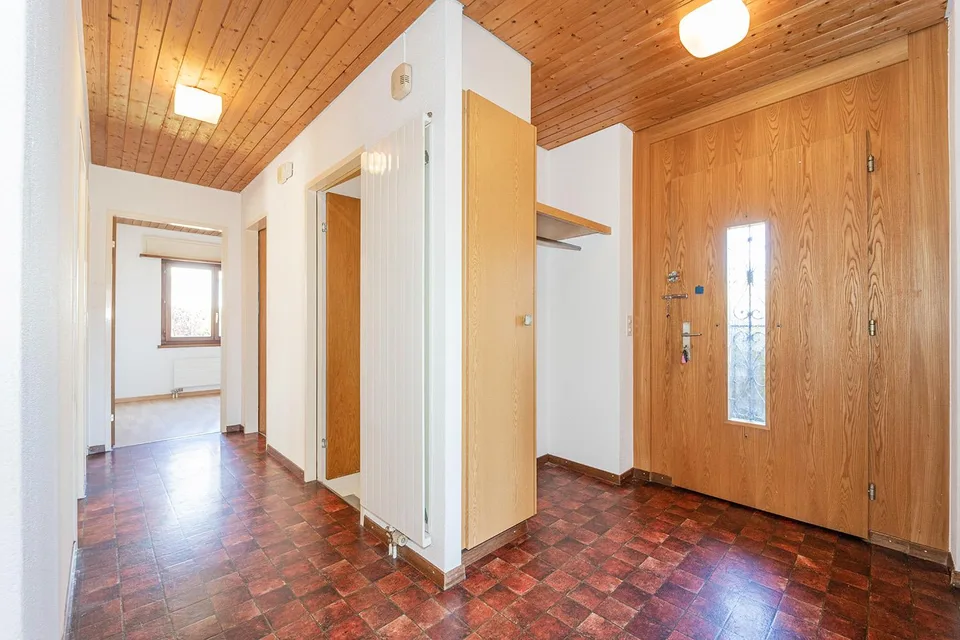 Freistehendes 5,5-Zimmer-Einfamilienhaus mit Wintergarten und attraktivem Grundstück – Foto 5 von 17