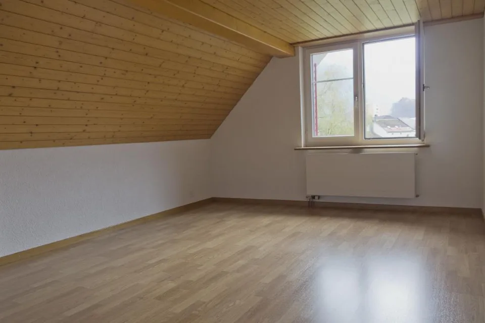 frisch renovierte, helle 3.5 Zimmer Wohnung mit Aussicht auf die Berge