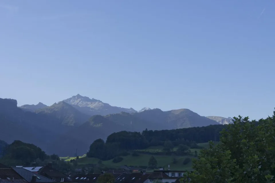 frisch renovierte, helle 3.5 Zimmer Wohnung mit Aussicht auf die Berge