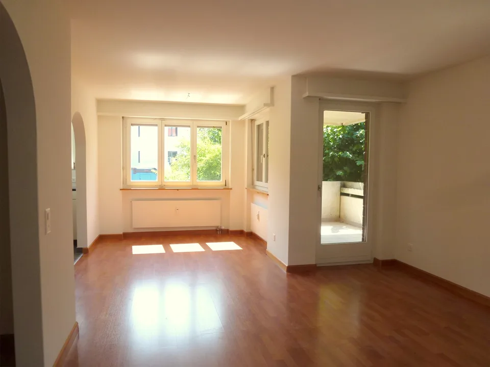 Helle 4.5-Zimmerwohnung mit Cheminée und grosszügigem Gartensitzplatz