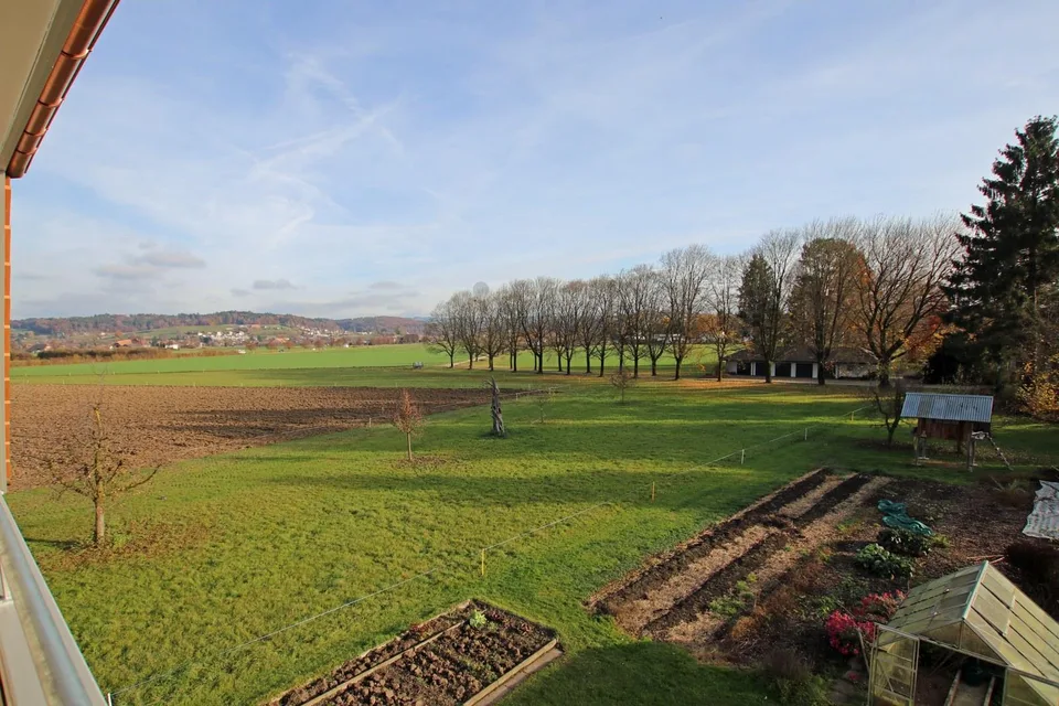 Weitsicht rund um die Wohnung und doch in der Nähe des Ortsbusses