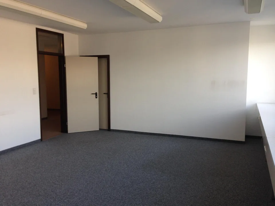 diverse, preiswerte Büroräume in vielfältigem Gewerbegebäude – Foto 6 von 7