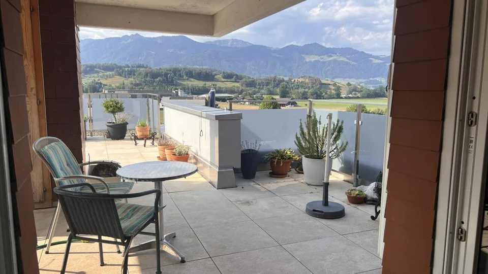 5.5-Zimmerwohung mit grosszügigem Grundriss und Terrasse wartet auf...