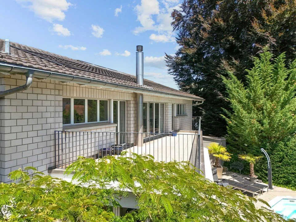Moderne. Spacieuse. Unique. Maison unifamiliale 7½-pièces avec piscine – photo 5 sur 20