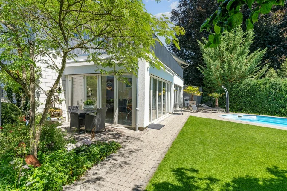 Moderne. Spacieuse. Unique. Maison unifamiliale 7½-pièces avec piscine – photo 4 sur 20