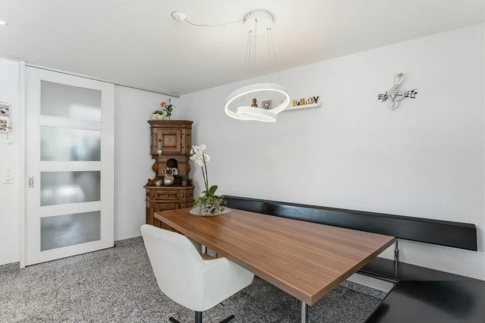 Moderne. Spacieuse. Unique. Maison unifamiliale 7½-pièces avec piscine – photo 11 sur 20