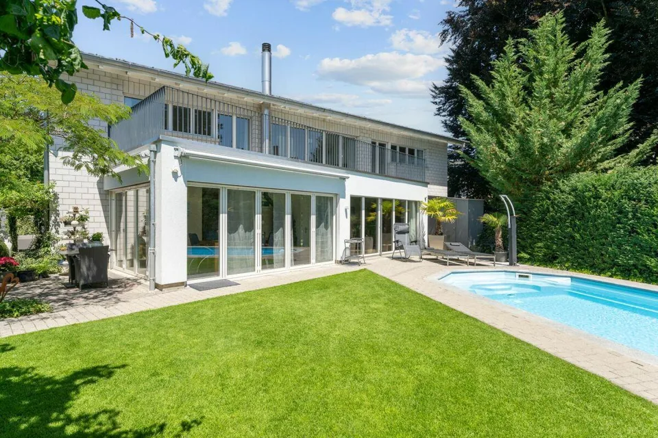 Moderne. Spacieuse. Unique. Maison unifamiliale 7½-pièces avec piscine – photo 3 sur 20