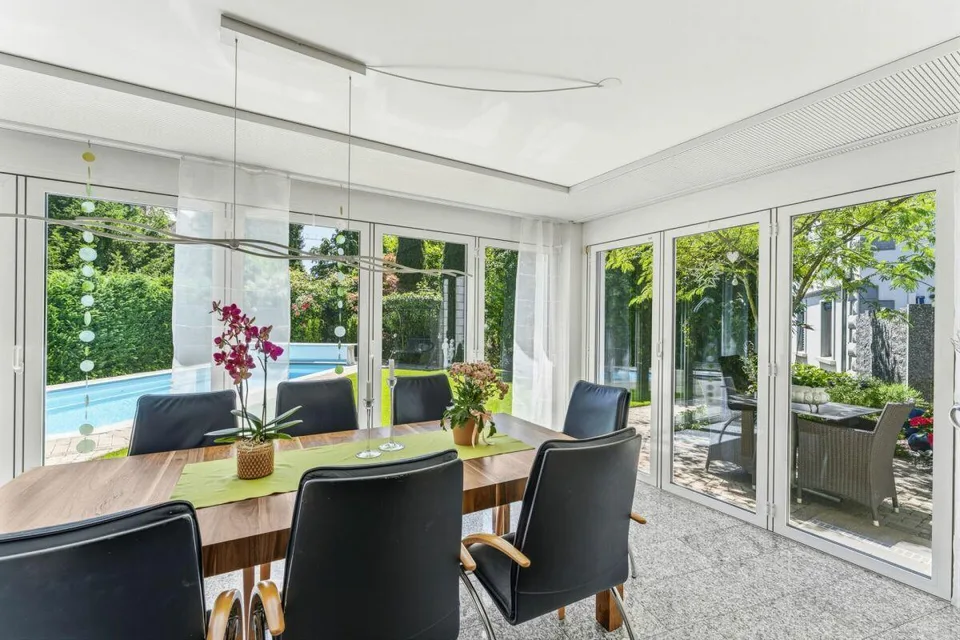 Moderne. Spacieuse. Unique. Maison unifamiliale 7½-pièces avec piscine – photo 12 sur 20