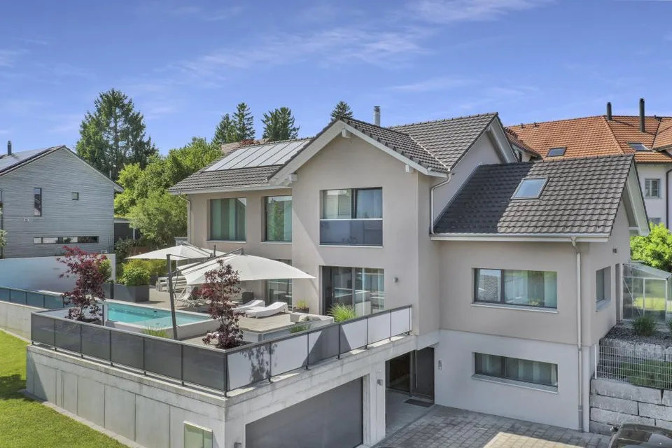 Moderne 6.5-Zimmer Villa mit Aussenschwimmbad – photo 2 of 2
