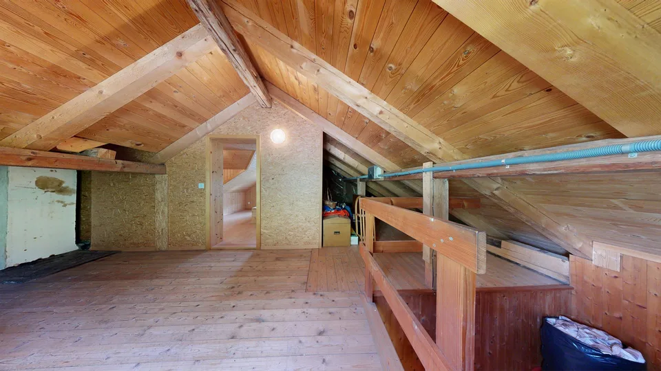 Residential house with attached barn – photo 13 of 13