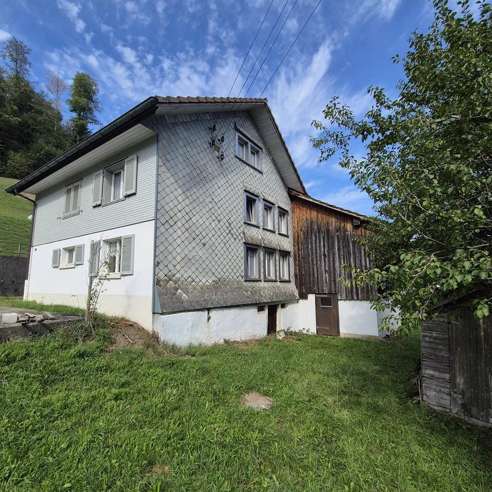 Residential house with attached barn – photo 4 of 13