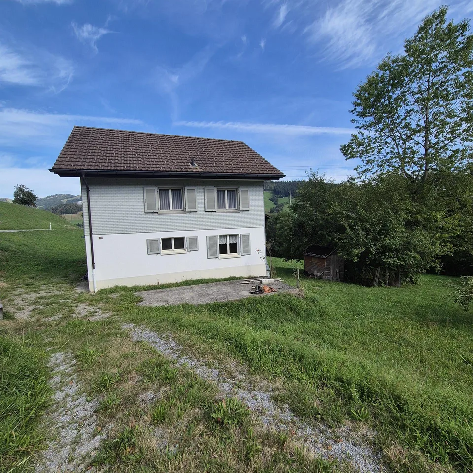 Residential house with attached barn – photo 5 of 13
