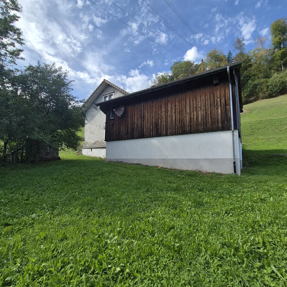 Residential house with attached barn – photo 7 of 13