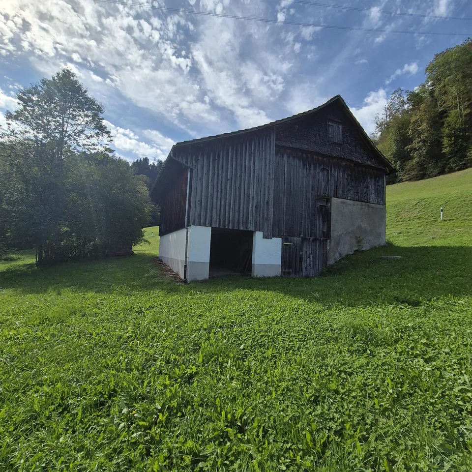 Residential house with attached barn – photo 6 of 13