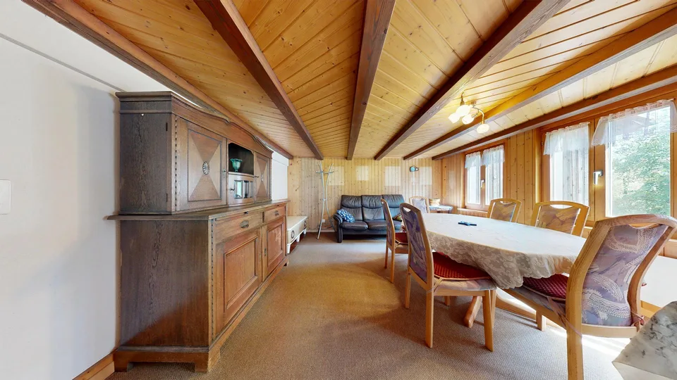 Residential house with attached barn – photo 8 of 13