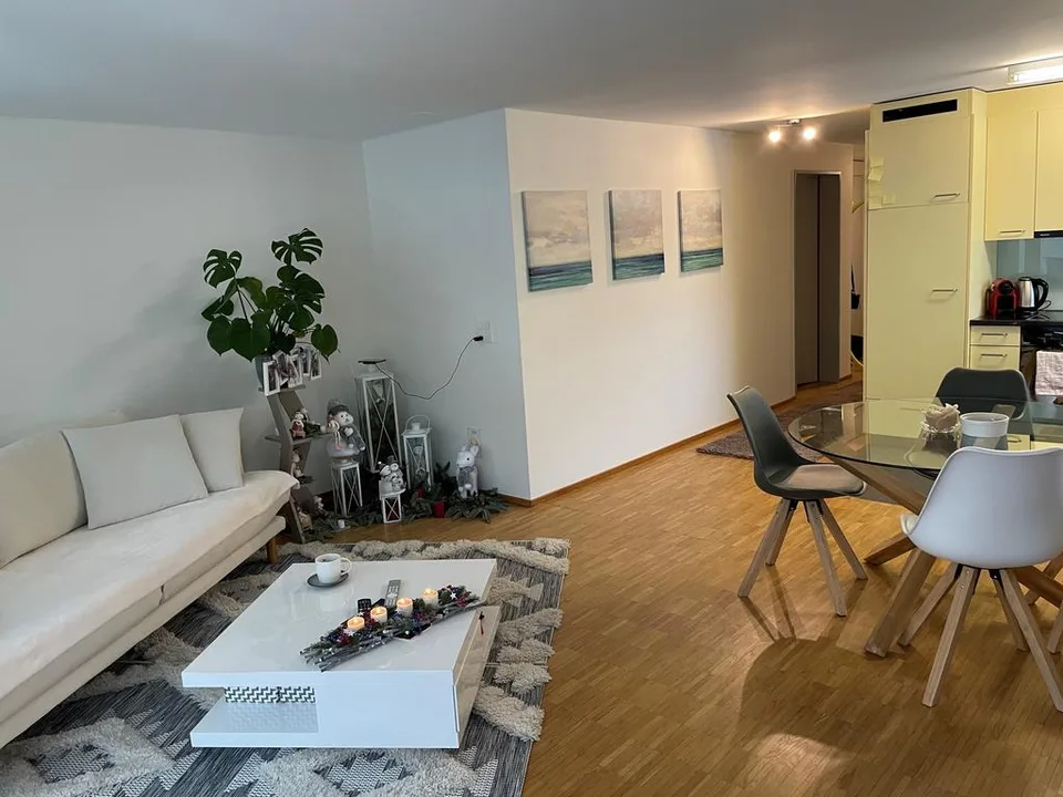 PRAKTISCHE WOHNUNG