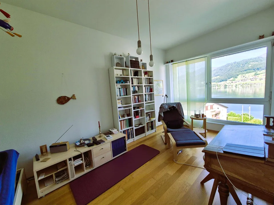 Attraktive 4.5 Zimmer- Attikawohnung mit privatem Badeplatz