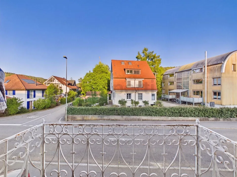 Sonniger Balkon mit schöner Aussicht: Durchdachtes Raumkonzept und ...