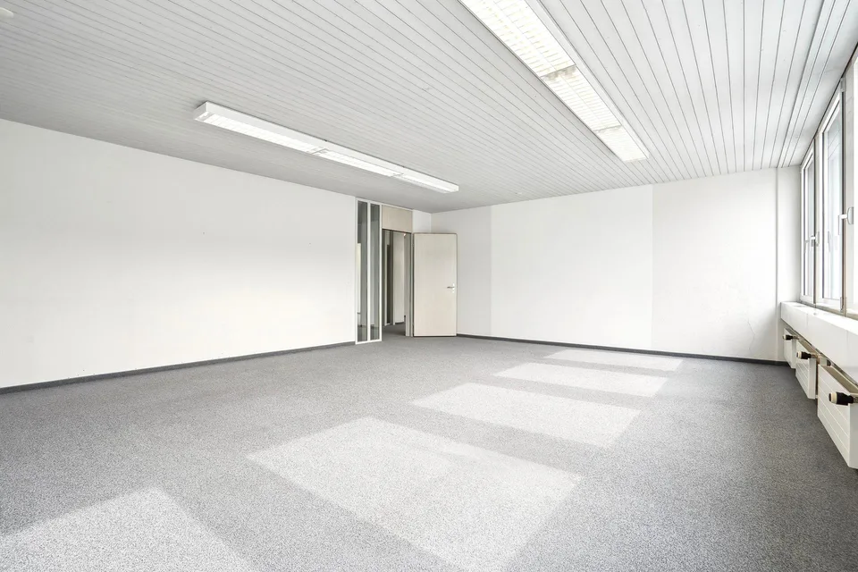 Viel Raum für Ihre Vision Büro-/Gewerbefläche nahe Flughafen Zürich – foto 7 di 11