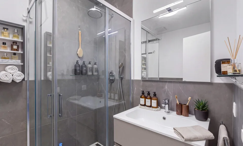 ELEGANT UND MODERN 4.5 ZIMMER IM OBEREN STOCKWERK IN BALERNA – Foto 7 von 10