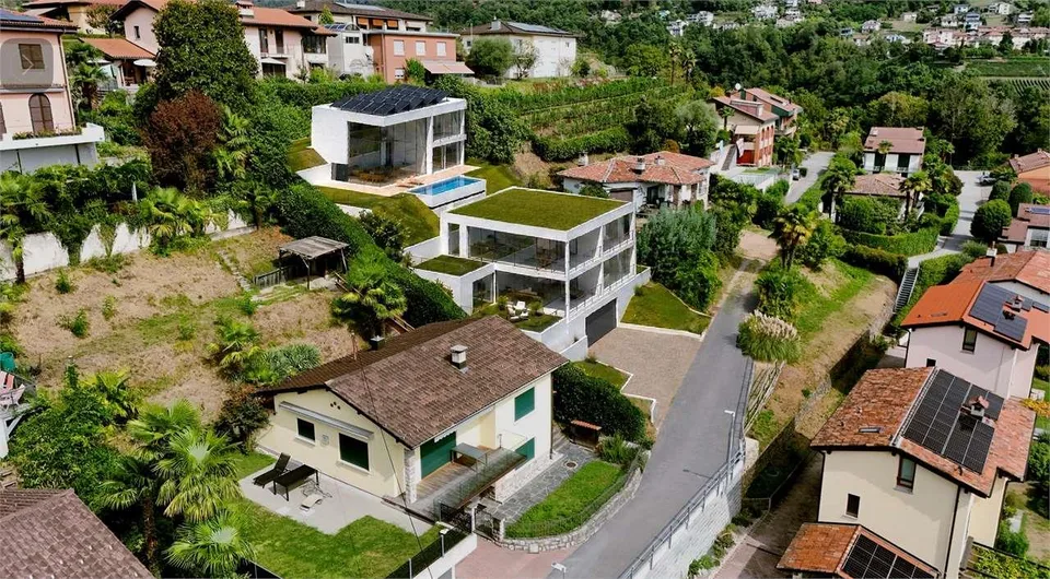 Exklusive Villa mit Pool und Panoramablick auf den See – Foto 7 von 7