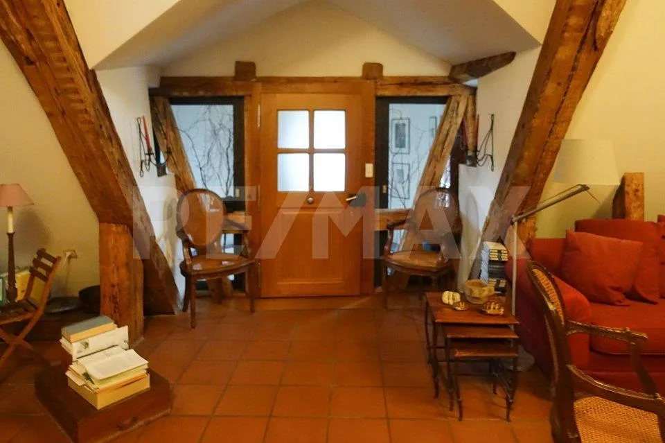 Appartement mansardé historique dans un excellent emplacement occasion d'investissement attrayante – photo 3 sur 11