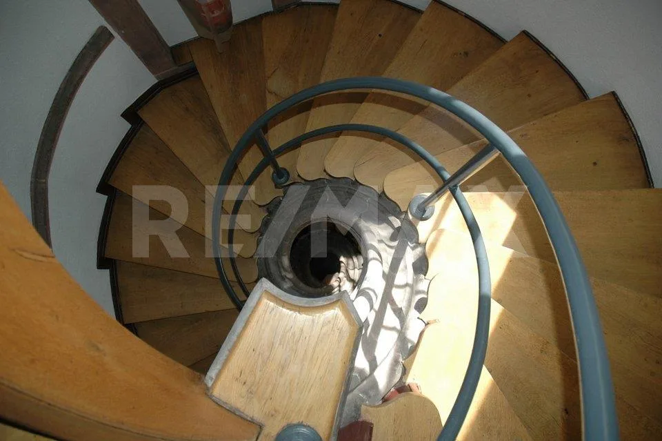 Appartement mansardé historique dans un excellent emplacement occasion d'investissement attrayante – photo 2 sur 11