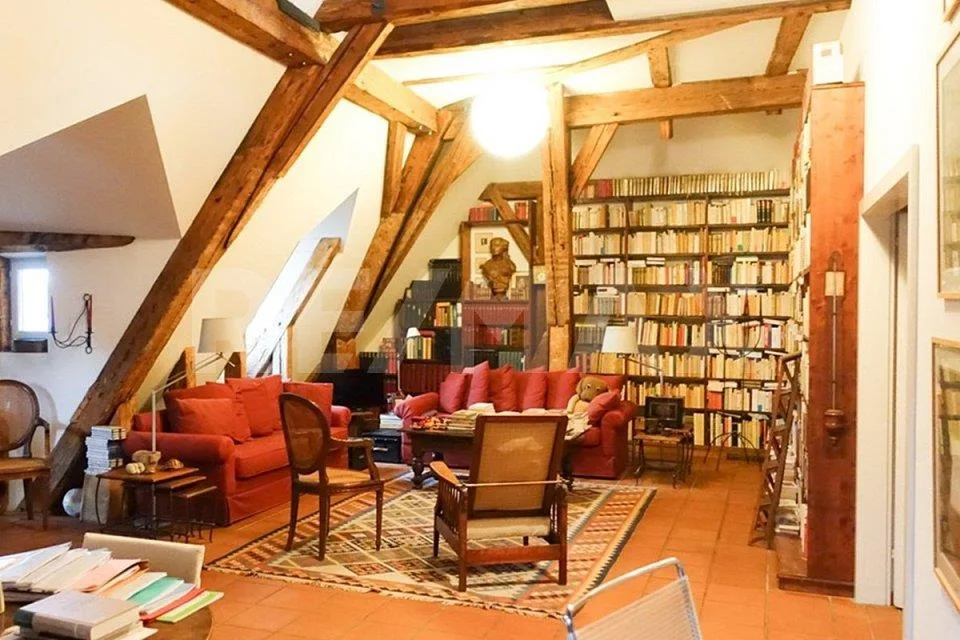Appartement mansardé historique dans un excellent emplacement occasion d'investissement attrayante – photo 4 sur 11