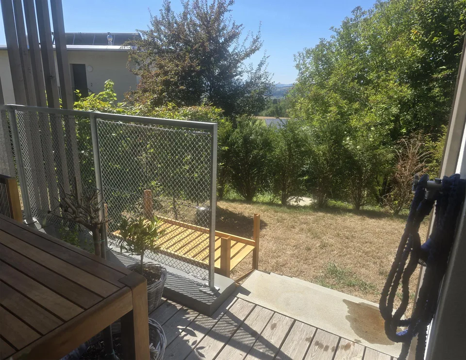 Moderne 2.5-Zimmerwohnung mit Loggia und Gartensitzplatz