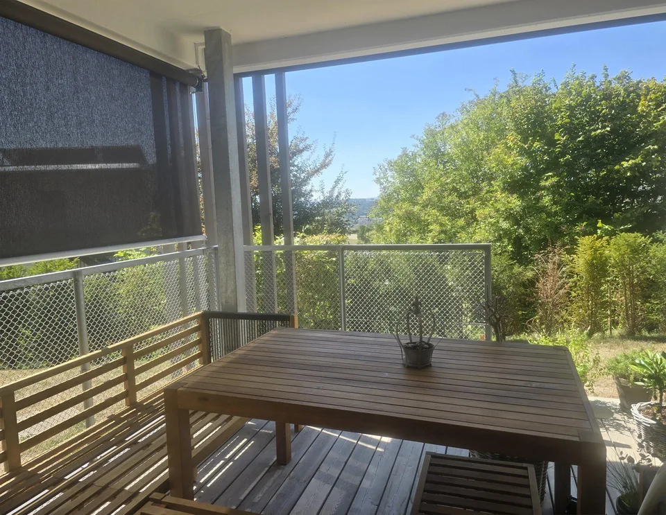 Moderne 2.5-Zimmerwohnung mit Loggia und Gartensitzplatz