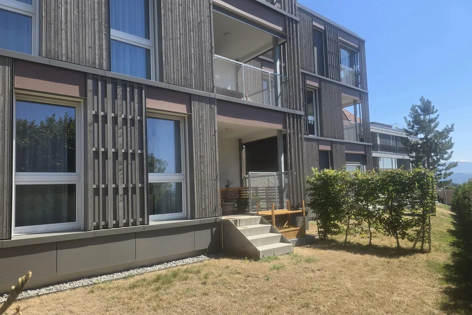 Moderne 2.5-Zimmerwohnung mit Loggia und Gartensitzplatz