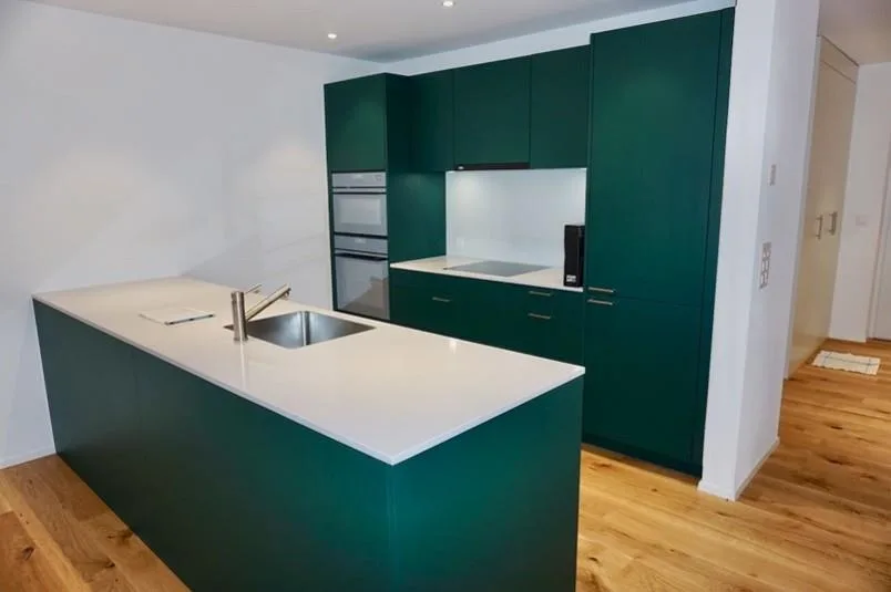 Moderne 2.5-Zimmerwohnung mit Loggia und Gartensitzplatz