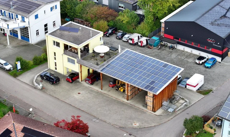 Einfamilienhaus mit vermieteter Werkhalle, PV-Anlage und Potenzial – Foto 2 von 13