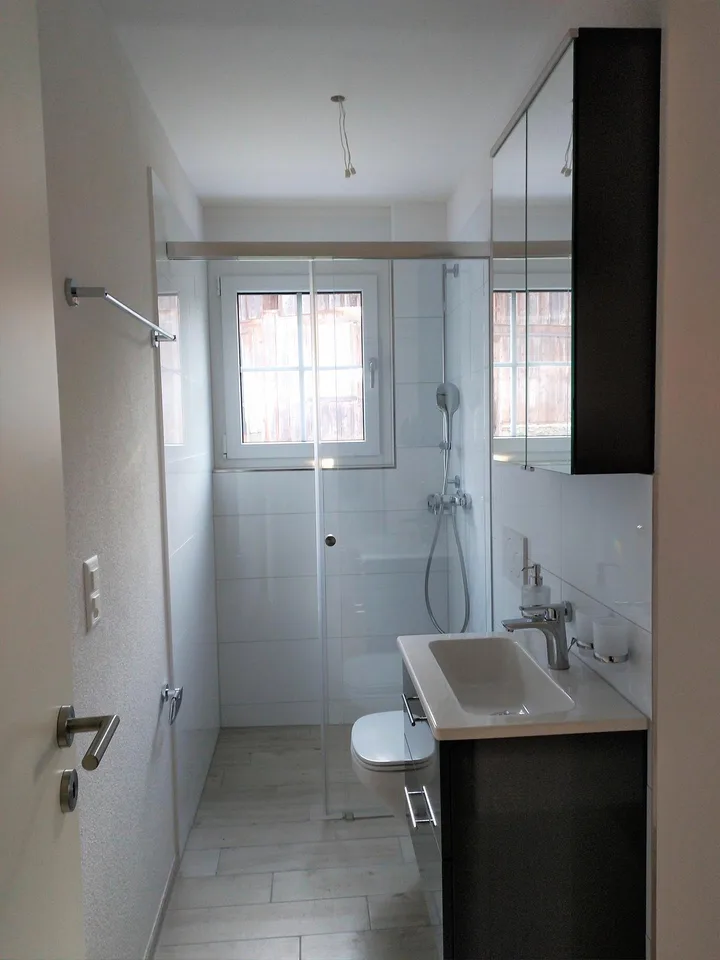 Moderne 3.5 Zimmer-Wohnung mit grossem Sitzplatz und Blick ins